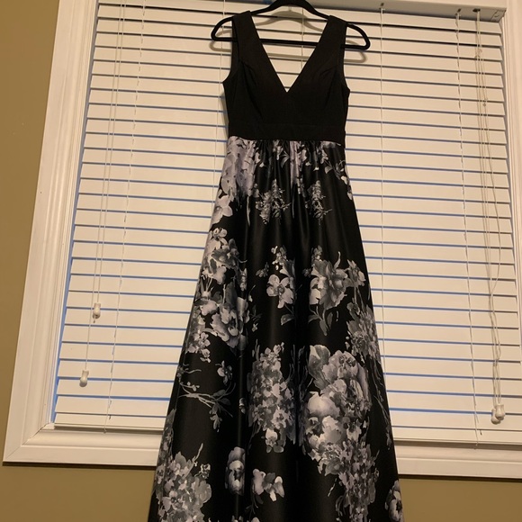 Gorgeous Prom Dress Size 4 - Picture 5 of 7